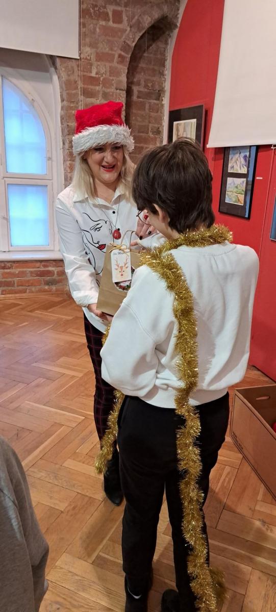 dyrektor muzeum daje prezent dziewczynce 
