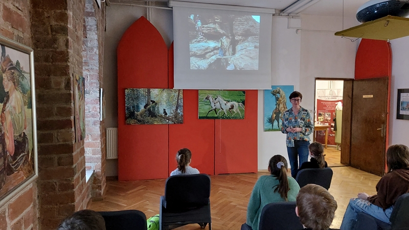 Ewa Prądzyńska wygłasza wykład z prezentacją dla zebranych na sali dzieci