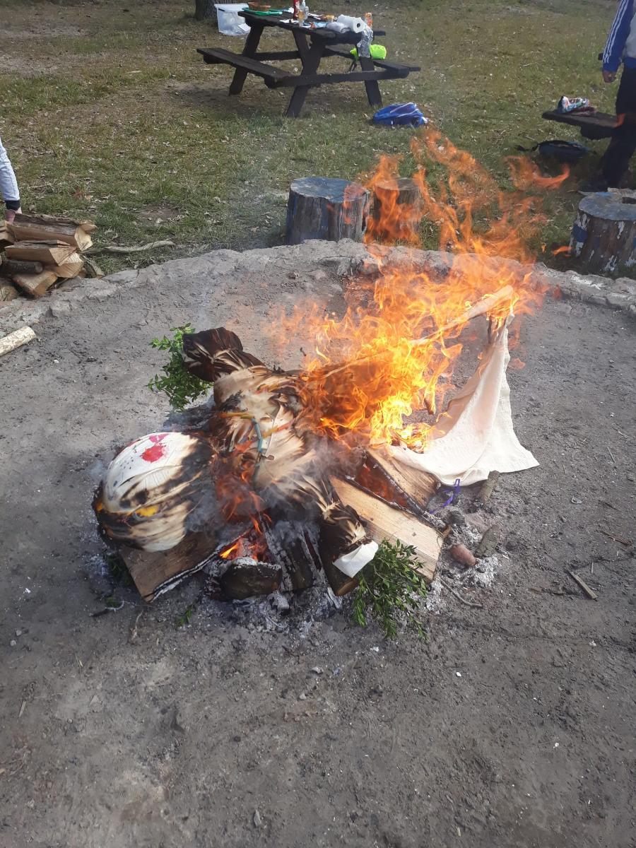 kukła Marzanny płonie w ognisku