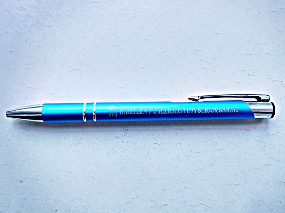 długopis z logo i nazwą muzeum