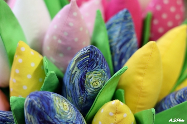 materiałowe kolorowe tulipany