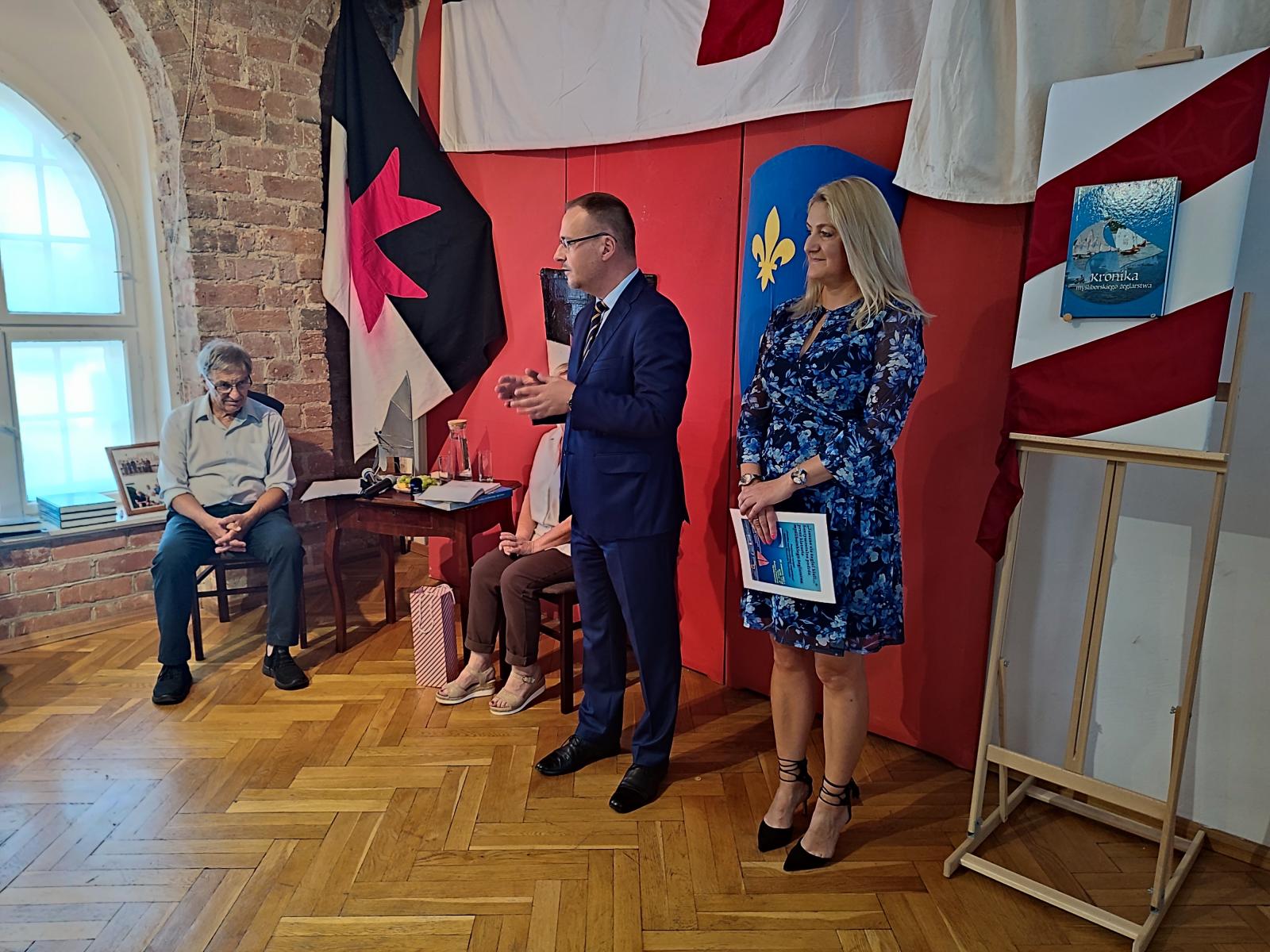 Burmistrz, Dyrektor Muzeum i Ryszard Szymczyk przed publicznością