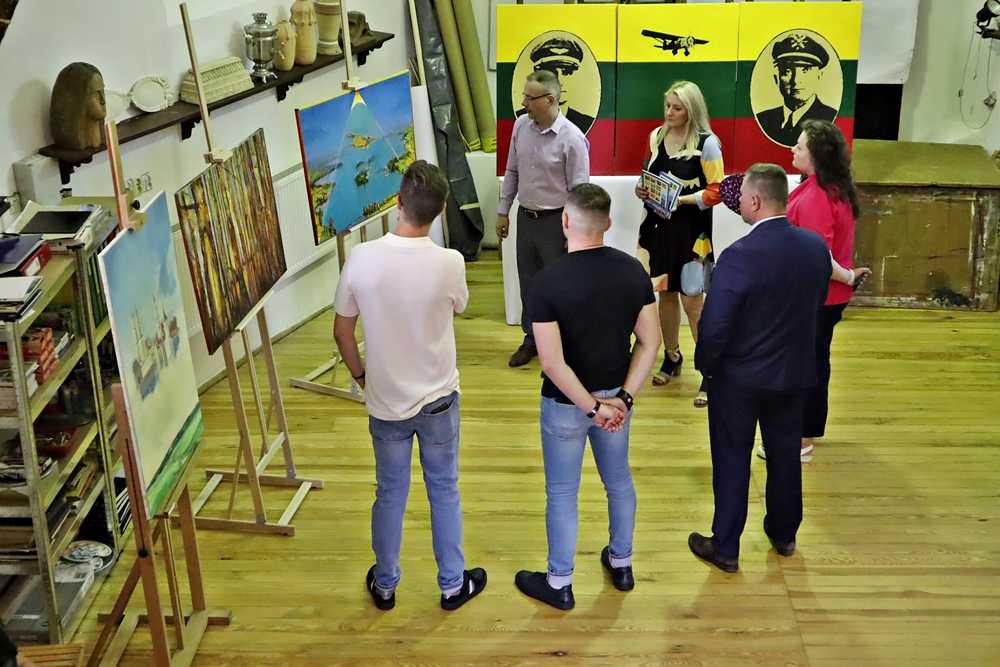 zwiedzanie ekspozycji - gości oprowadza burmistrz Myśliborza