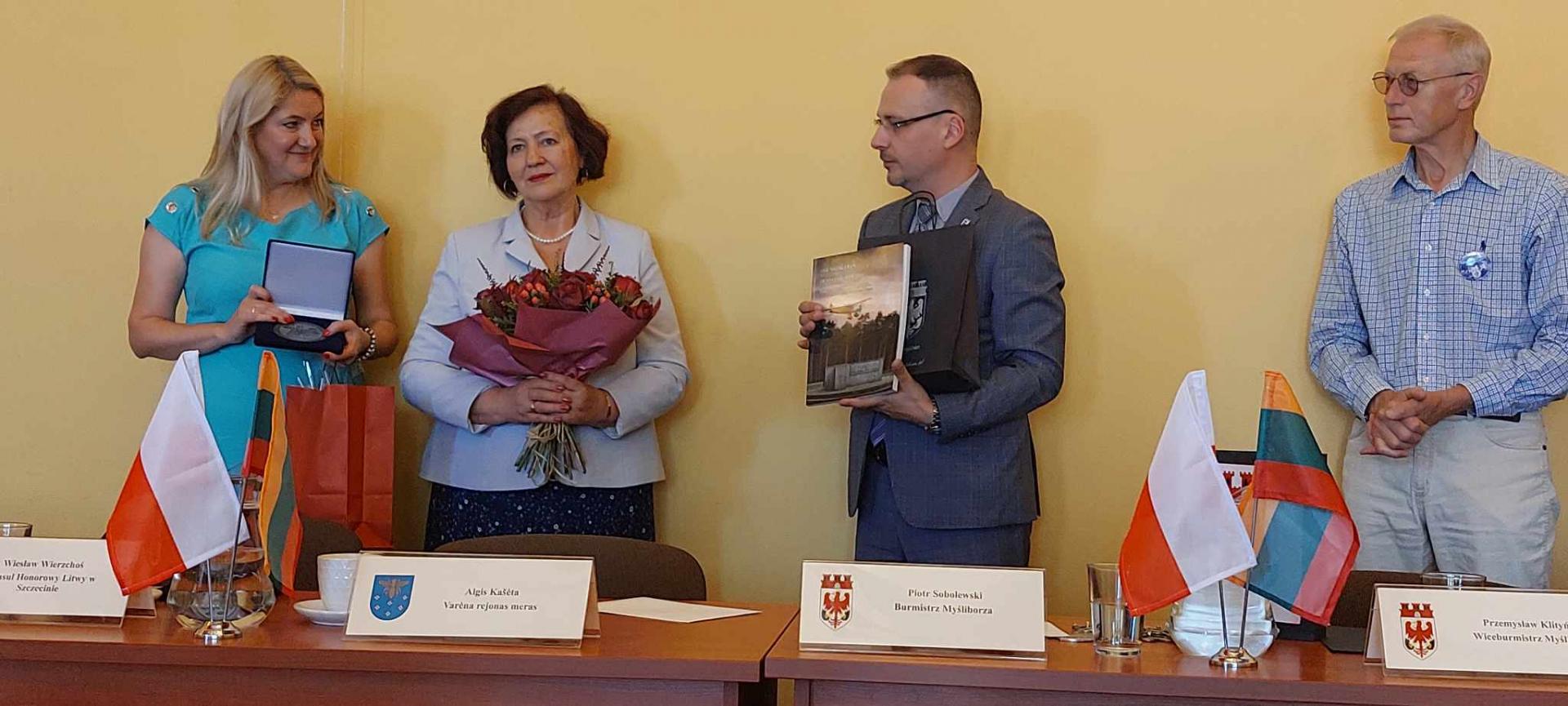 podziękowania pani Korkuć składa dyrektor muzeum i burmistrz