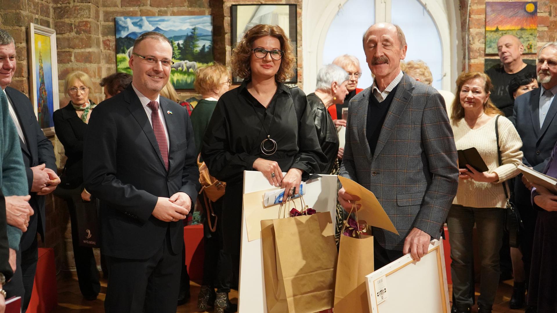 Burmistrz Myśliborza pozuje do zdjęcia z laureatami jego nagrody