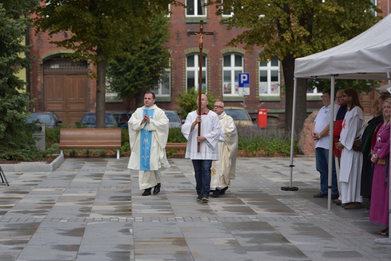 księża wchodzą na plac odprawiać mszę św.
