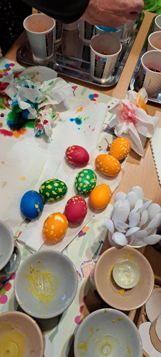 kolorowe jajka leżą na stoliku