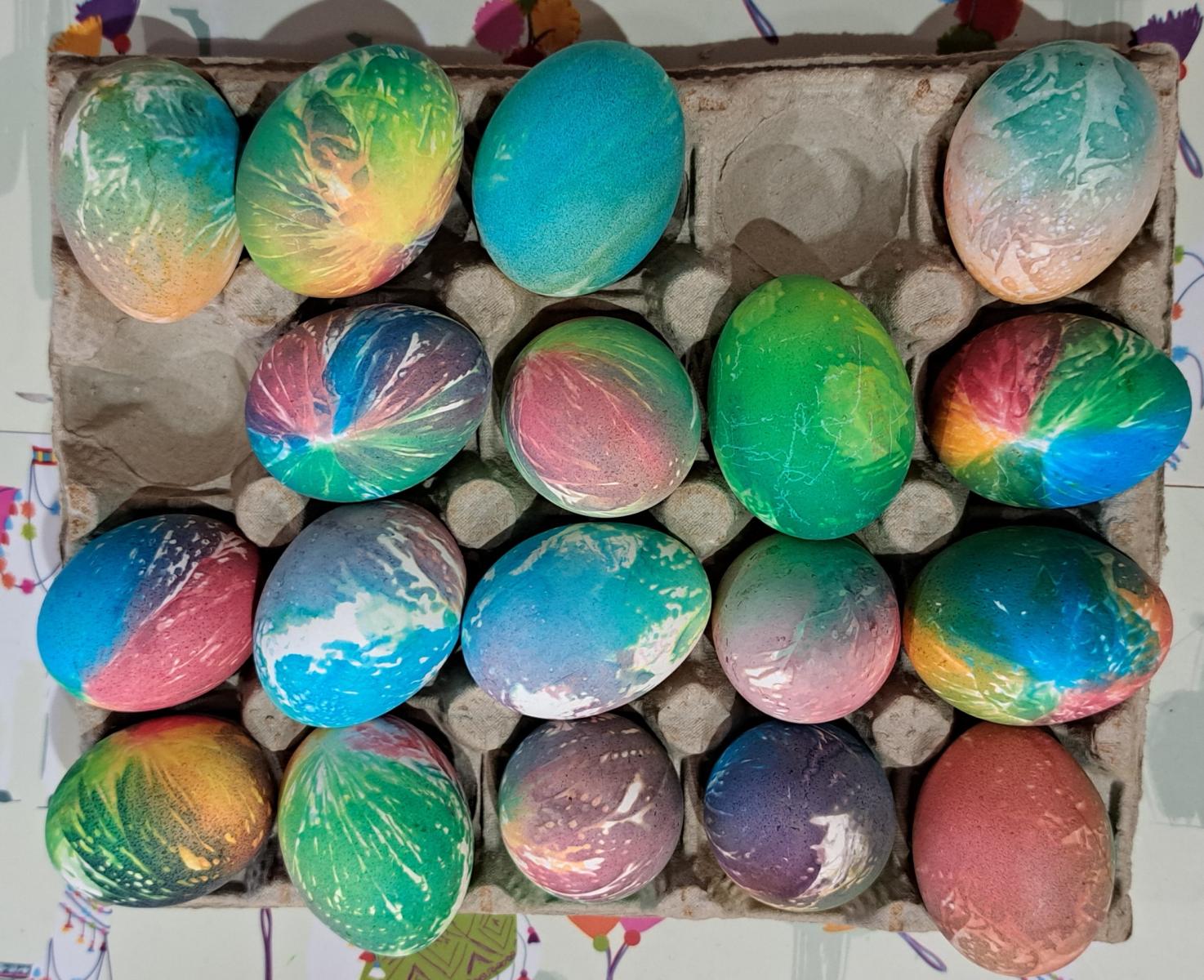 wielobarwnie pomalowane jajka leżą w kobiałce