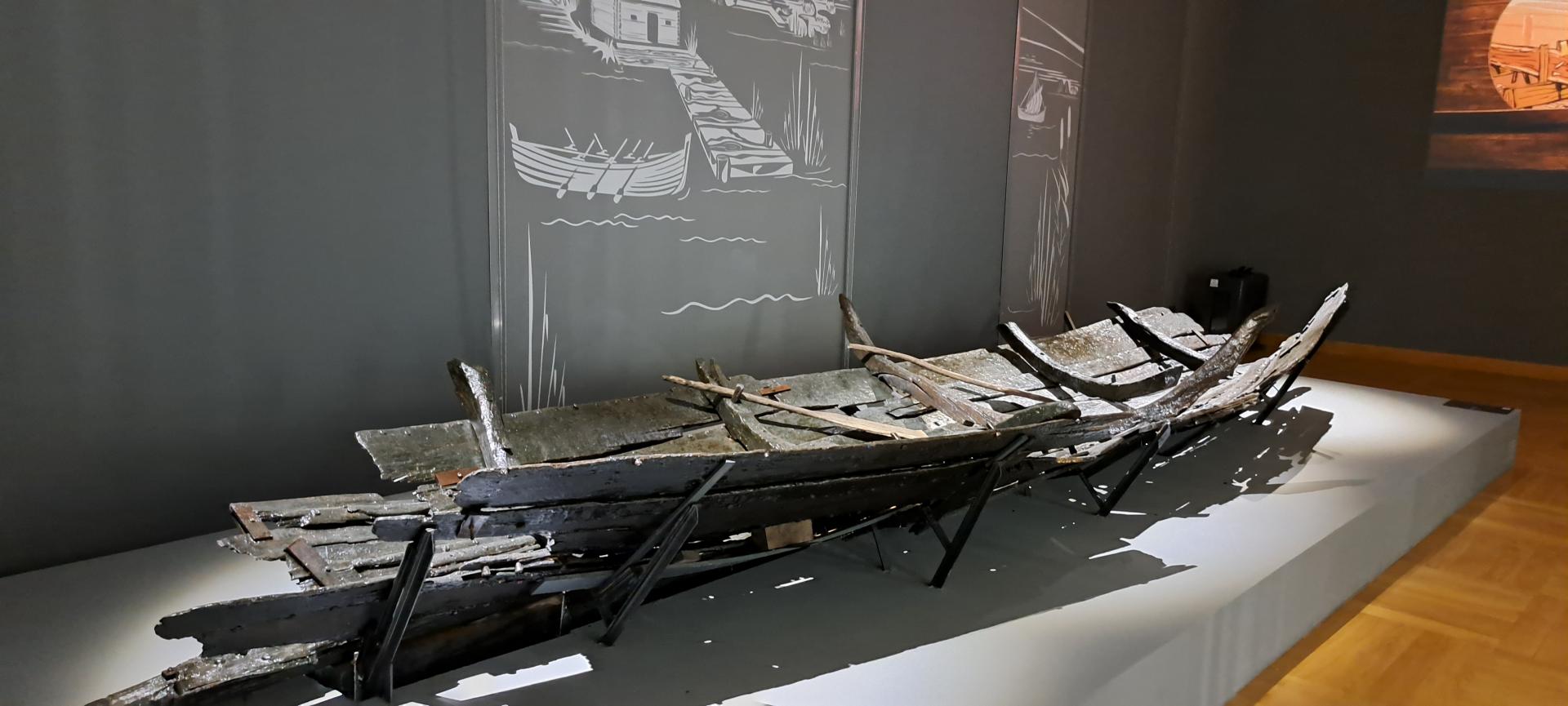szczątki łodzi wczesnośredniowiecznej na ekspozycji muzealnej