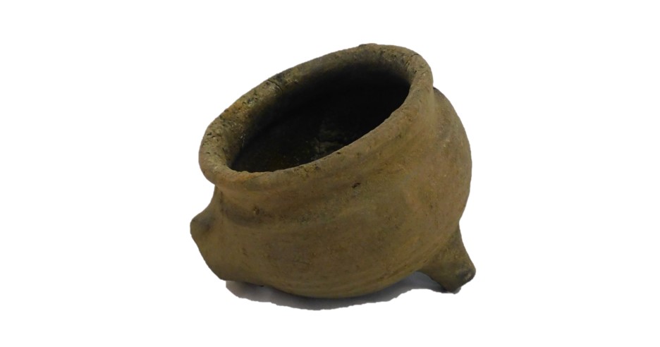 naczynie ceramiczne odkryte w trakcie prac archeologicznych