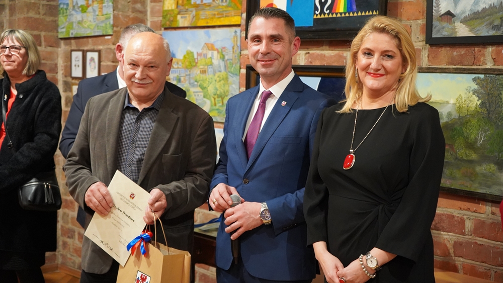 laureat nagrody burmistrza Trzcińska-Zdrój odbiera nagrodę
