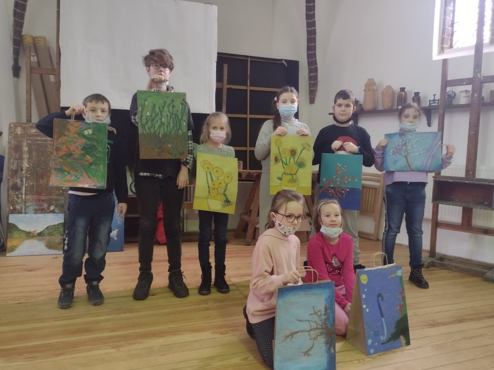 dzieci prezentujące wykonane przez siebie eko-torby