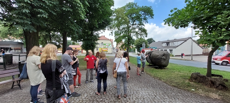 zdjęcie zbiorowe uczestników spaceru przed kaplicą św. Gertrudy