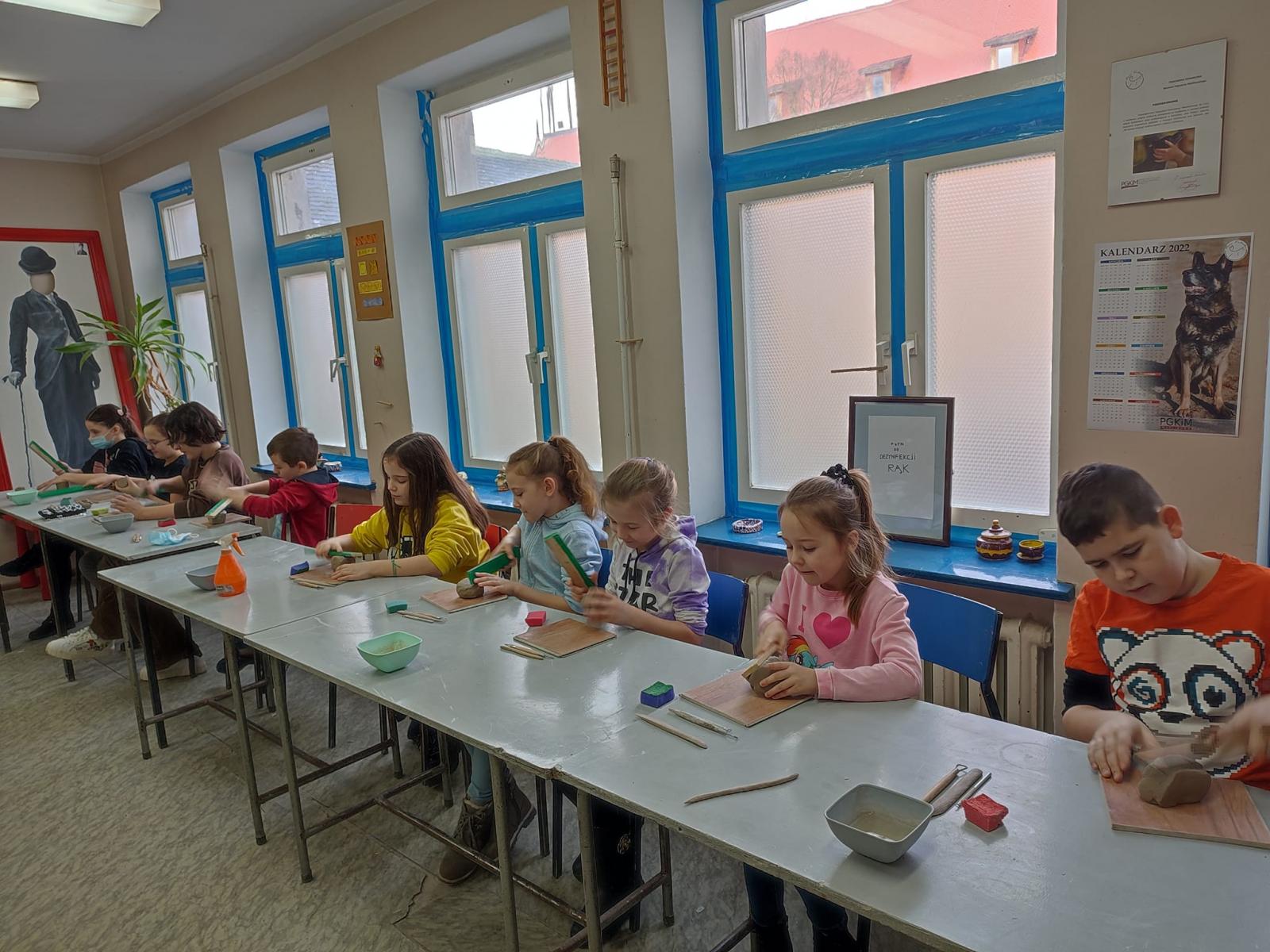 dzieci pracujące z gliną w pracowni ceramicznej