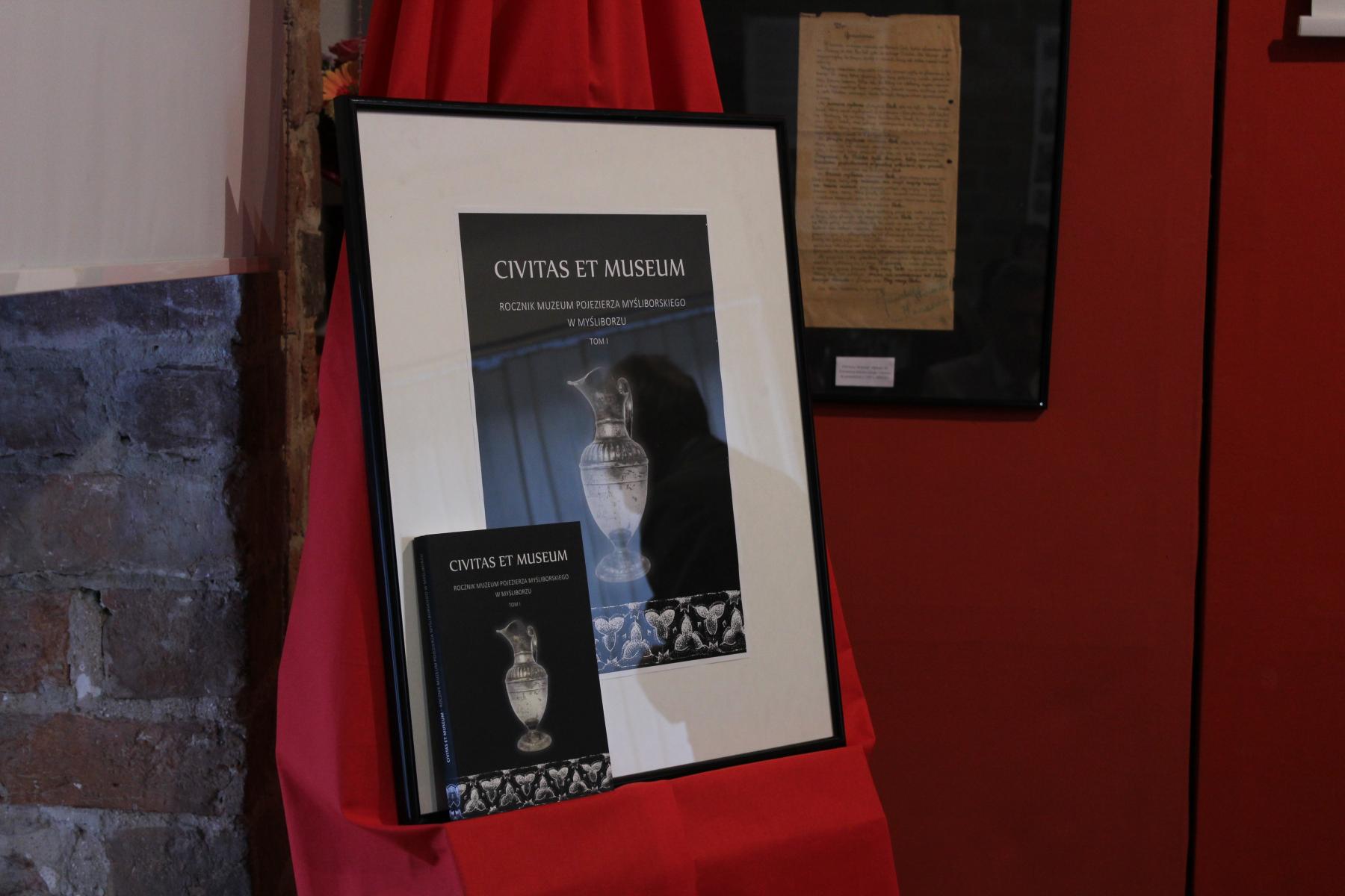 Rocznik muzealny - oficjalna prezentacja - książka stoi na sztaludze z draperią
