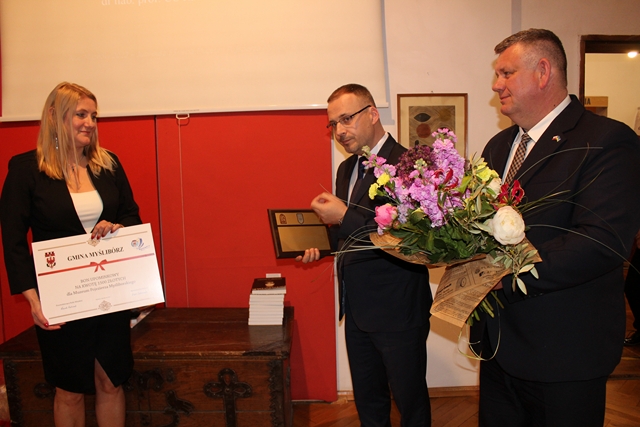 Burmistrz i Przewodniczacy Rady Miejskiej składają gratulacje Dyrektor Muzeum