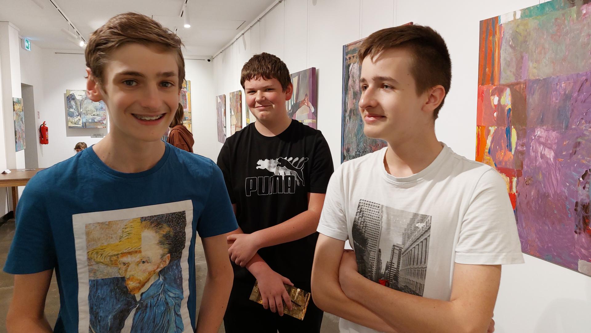 chłopcy na ekspozycji malarstwa