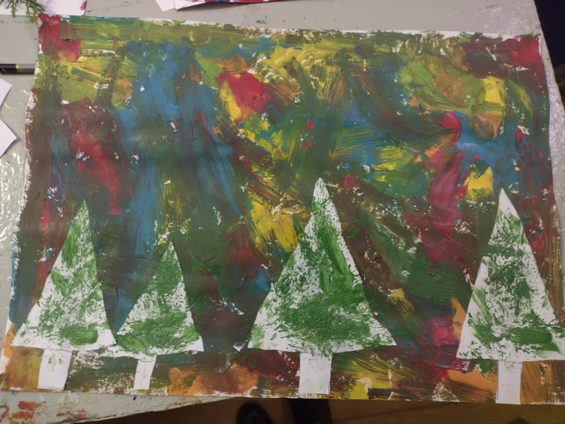malarskie przedstawienie lasu stworzone przez dziecko - sylwety drzew i plamy barwne