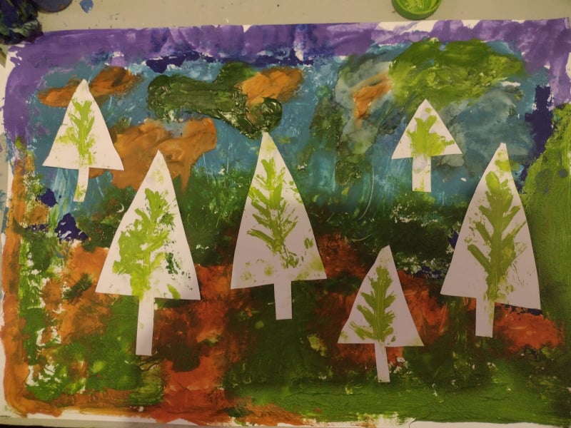 malowane przedstawienie lasu stworzone przez dziecko - sylwety drzew i plamy barwne