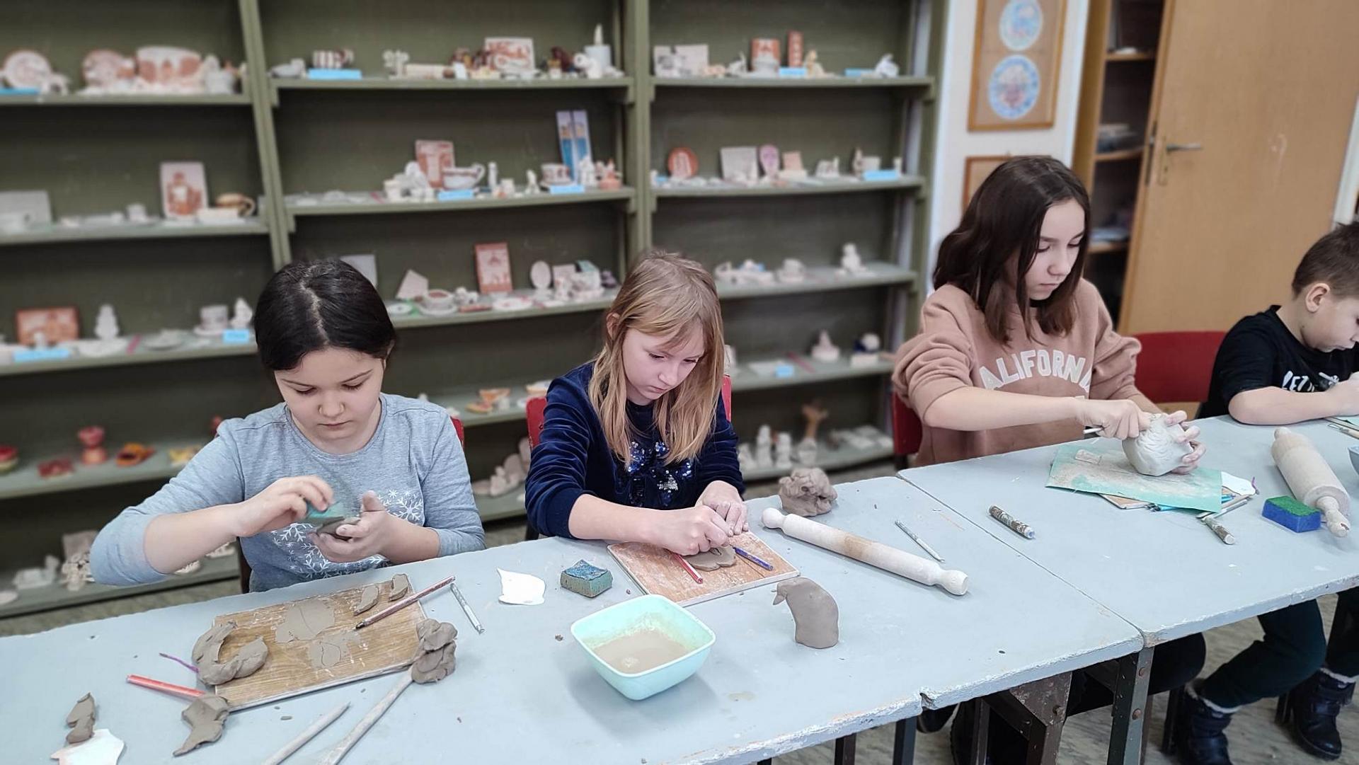 trzy dziewczynki w trakcie zajęc ceramicznych