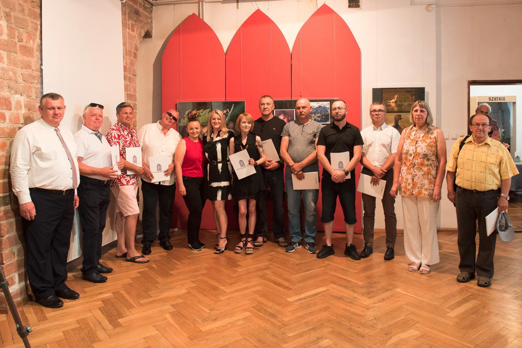 wspólne zdjęcie laureatów i członków komisji oraz przedstawicieli miasta