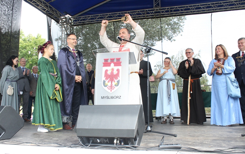 dr Kołosowski na scenie z symbolicznym kluczem do miasta, obok burmistrz Myśliborza