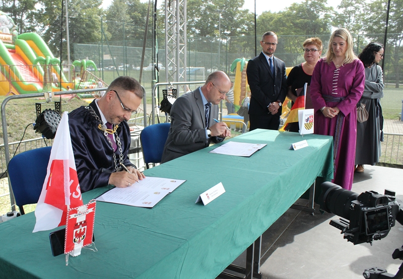 burmistrz Myśliborza i przedstawiciel władz Neuhardenbergu podpisują na scenie porozumienie