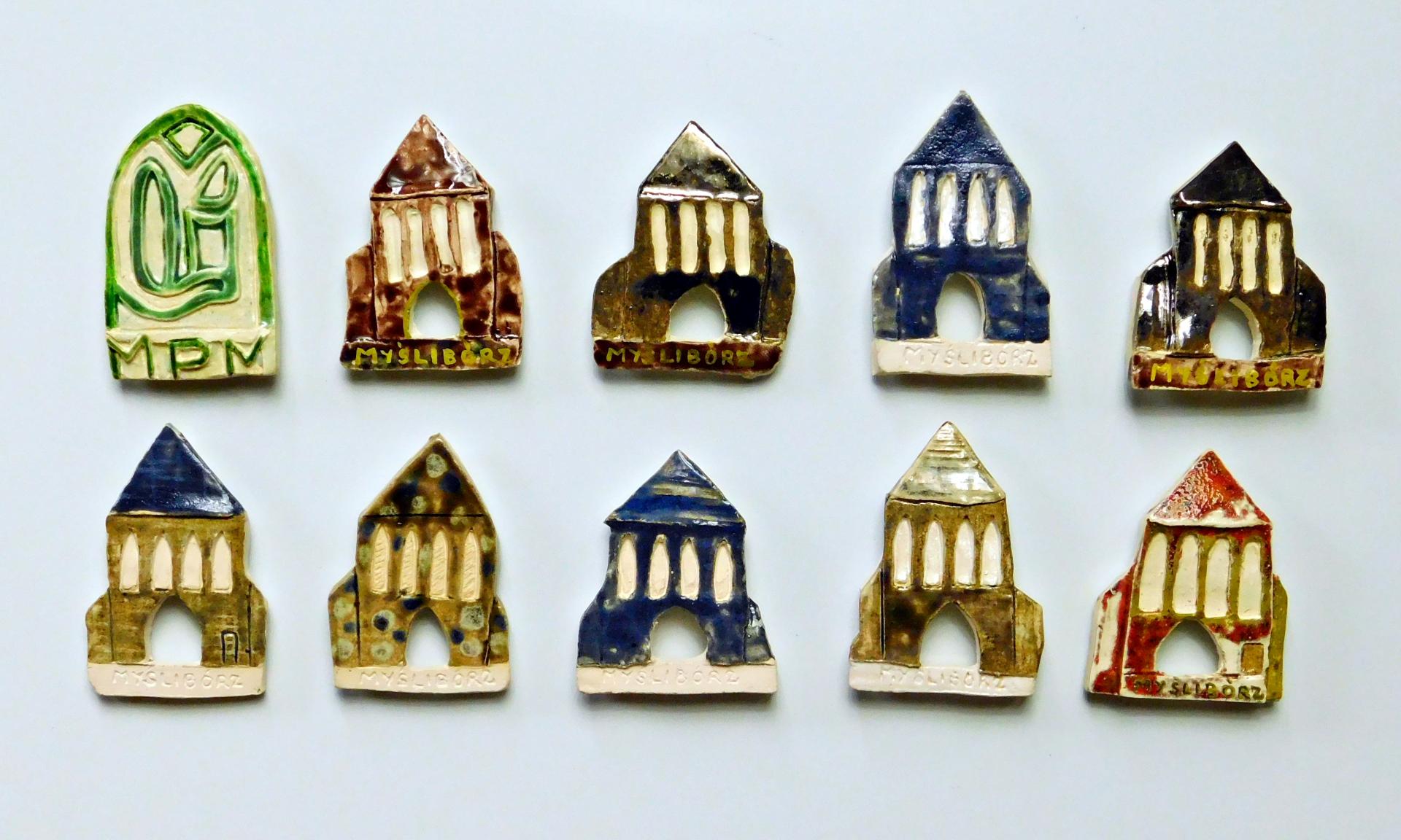 magnesy ceramiczne z motywem architektonicznej bramy wjazdowej do miasta